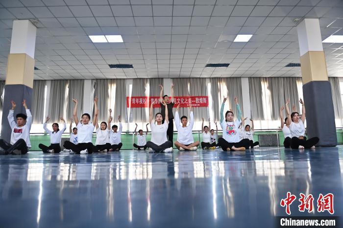 6月6日，在甘肅敦煌青年夜校課程中，青年學(xué)員學(xué)習(xí)敦煌舞課程。李亞龍 攝　　