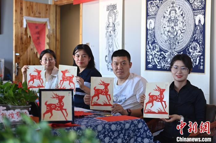 6月6日，在甘肅敦煌青年夜校課程中，青年學(xué)員展示學(xué)習(xí)敦煌非遺剪紙的成果。李亞龍 攝　　
