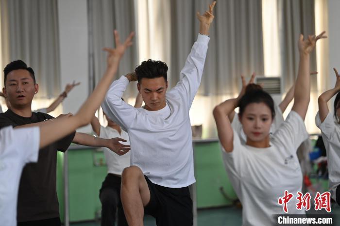 6月6日，在甘肅敦煌青年夜校課程中，青年學(xué)員學(xué)習(xí)敦煌舞課程。李亞龍 攝　　