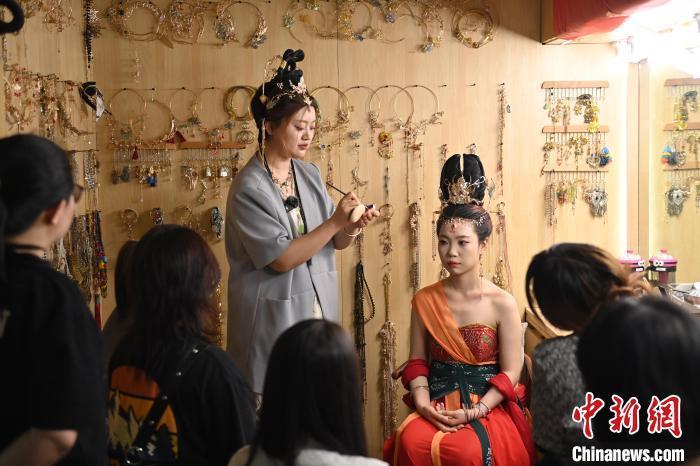 6月6日，在甘肅敦煌青年夜校課程中，青年學(xué)員學(xué)習(xí)敦煌美妝課程。李亞龍 攝