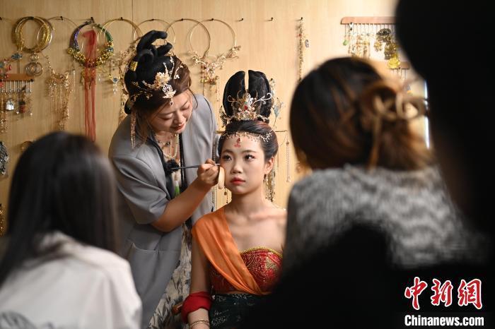 6月6日，在甘肅敦煌青年夜校課程中，青年學(xué)員學(xué)習(xí)敦煌美妝課程。李亞龍 攝　　