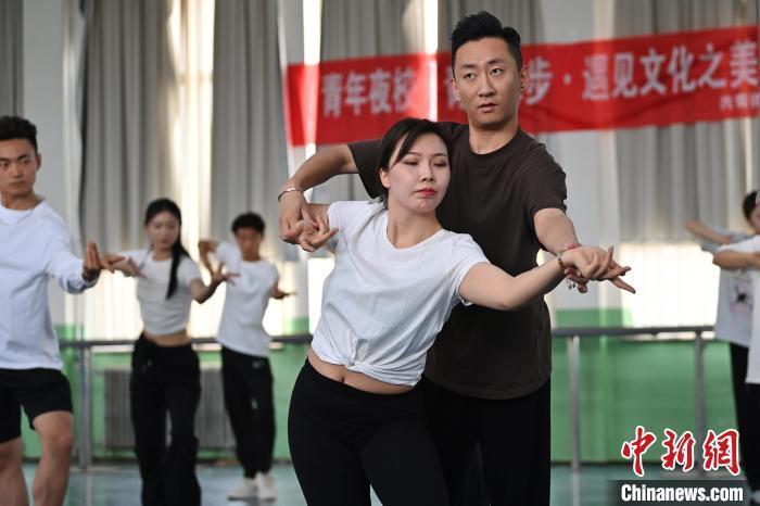 6月6日，在甘肅敦煌青年夜校課程中，學(xué)員學(xué)習(xí)敦煌舞課程。李亞龍 攝　　