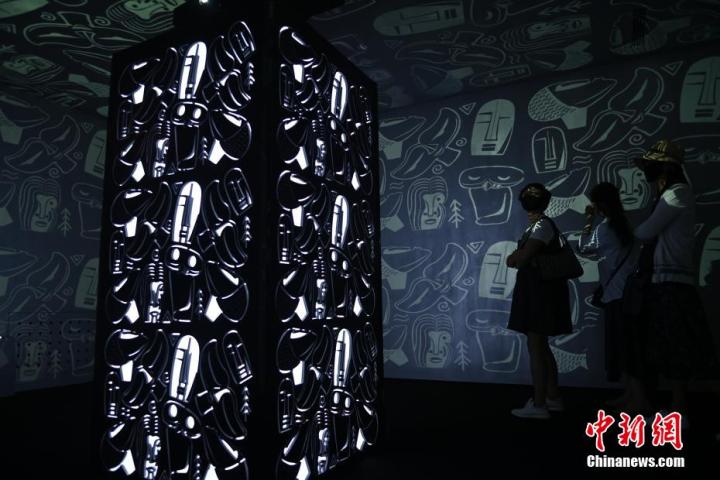 圖為游客參觀藝術(shù)展。中新社記者 李亞龍 攝