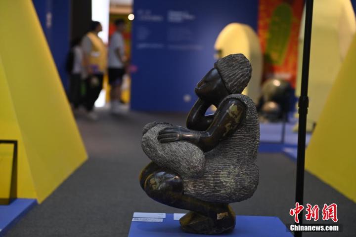 圖為游客參觀藝術(shù)展。中新社記者 李亞龍 攝</p>
<p>