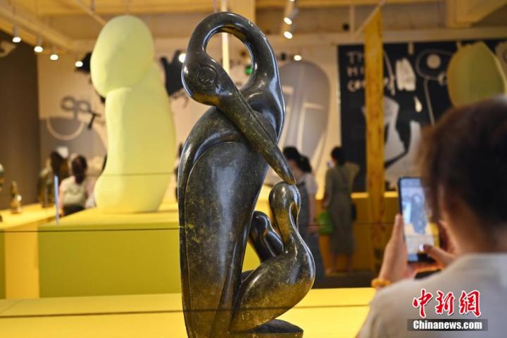 圖為游客拍攝蛇紋石作品《依戀》。中新社記者 李亞龍 攝