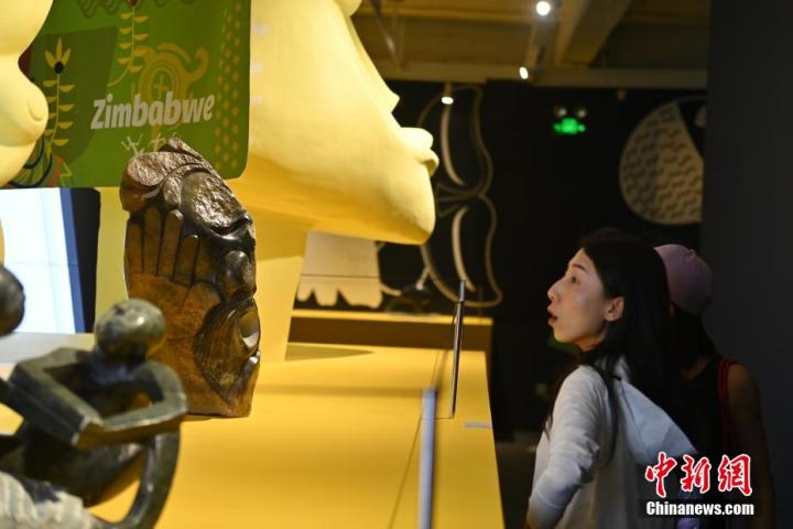 圖為游客參觀藝術(shù)展。中新社記者 李亞龍 攝