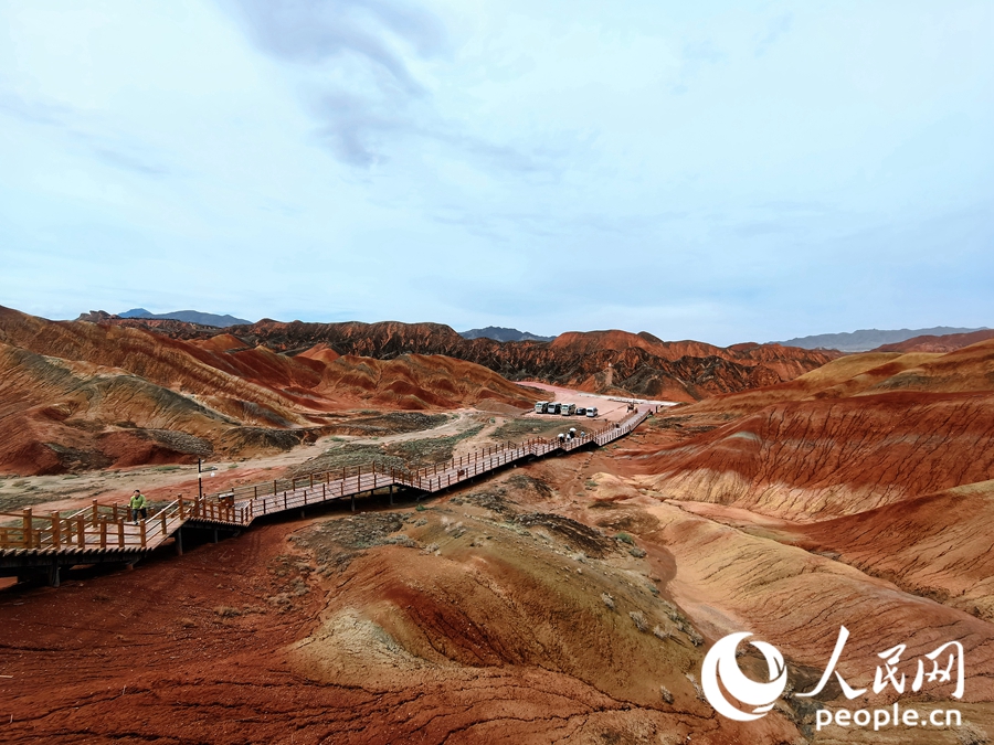  雨后的七彩丹霞，顏色格外艷麗。人民網(wǎng) 黃津曉虎攝