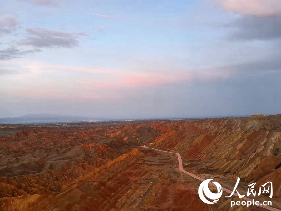 日落時分，余暉與丹霞交相輝映。人民網(wǎng)記者 唐嘉藝攝