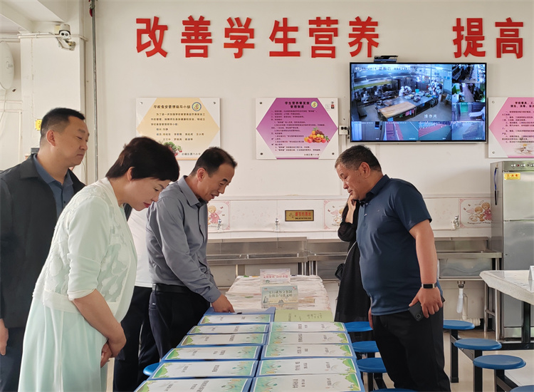 市紀(jì)委監(jiān)委扎實(shí)推動(dòng)開(kāi)展群眾身邊腐敗和作風(fēng)問(wèn)題集中整治工作，圖為市紀(jì)委監(jiān)委派駐市教育局紀(jì)檢監(jiān)察組在白銀區(qū)開(kāi)展“中小學(xué)校園食品安全和膳食經(jīng)費(fèi)管理”集中整治工作開(kāi)展情況督查.jpg