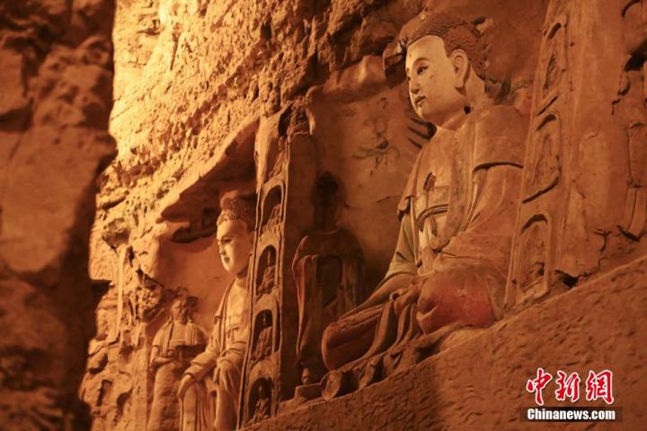 7月15日，甘肅省平?jīng)鍪袥艽h百里石窟長廊中的王母宮石窟造像。百里石窟長廊位于涇川縣境內(nèi)，由512個石窟、5眼窟中石井組成，現(xiàn)存王母宮石窟、鳳凰山石窟、南石窟寺、丈八寺石窟、羅漢洞石窟、太山寺石窟等規(guī)模較大的石窟群，還有數(shù)量眾多的小石窟群。王母宮石窟又名千佛洞，該窟設(shè)計宏大，造像生動，窟內(nèi)擁有造像數(shù)百尊，是較為珍貴的佛教文化歷史遺存。中新社記者 李亞龍 攝</p>
<p>