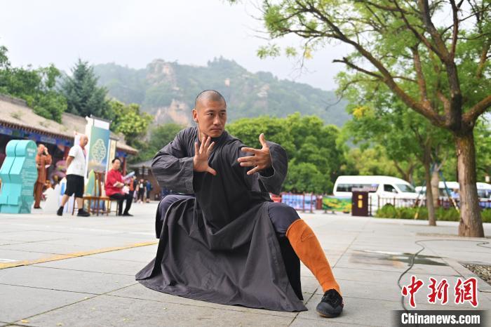 7月14日，甘肅省平涼市崆峒山景區(qū)內，嵩山少林弟子展示武藝。7月13日至14日，“2024年北京體育大學第十五屆國際武術比賽交流大會暨首屆崆峒山國際武術大會”舉行，大會也在崆峒山景區(qū)進行問道崆峒、武術高級研修班、崆峒拜師等系列活動。中新社記者 李亞龍 攝</p>
<p>