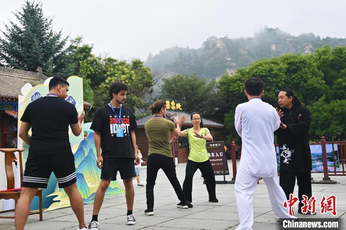 7月14日，甘肅省平涼市崆峒山景區(qū)內，外籍武術愛好者學習崆峒派武術。7月13日至14日，“2024年北京體育大學第十五屆國際武術比賽交流大會暨首屆崆峒山國際武術大會”舉行，大會也在崆峒山景區(qū)進行問道崆峒、武術高級研修班、崆峒拜師等系列活動。中新社記者 李亞龍 攝</p>
<p>