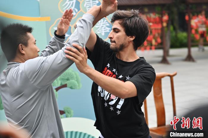 7月14日，甘肅省平涼市崆峒山景區(qū)內，外籍武術愛好者(右)進行忽雷太極拳切磋。7月13日至14日，“2024年北京體育大學第十五屆國際武術比賽交流大會暨首屆崆峒山國際武術大會”舉行，大會也在崆峒山景區(qū)進行問道崆峒、武術高級研修班、崆峒拜師等系列活動。中新社記者 李亞龍 攝</p>
<p>