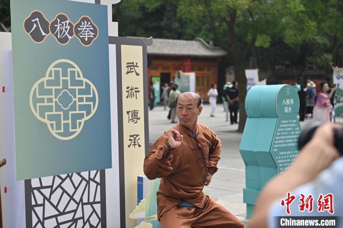 7月14日，甘肅省平涼市崆峒山景區(qū)內，八極拳傳承人展示八極拳。7月13日至14日，“2024年北京體育大學第十五屆國際武術比賽交流大會暨首屆崆峒山國際武術大會”舉行，大會也在崆峒山景區(qū)進行問道崆峒、武術高級研修班、崆峒拜師等系列活動。中新社記者 李亞龍 攝</p>
<p>