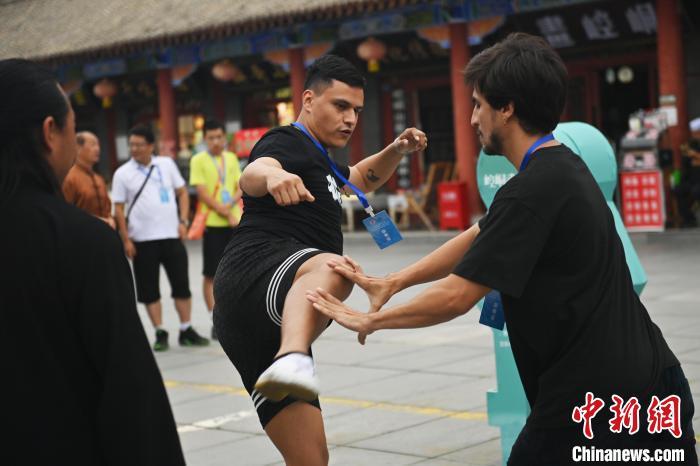7月14日，甘肅省平涼市崆峒山景區(qū)內，外籍武術愛好者切磋武藝。7月13日至14日，“2024年北京體育大學第十五屆國際武術比賽交流大會暨首屆崆峒山國際武術大會”舉行，大會也在崆峒山景區(qū)進行問道崆峒、武術高級研修班、崆峒拜師等系列活動。中新社記者 李亞龍 攝