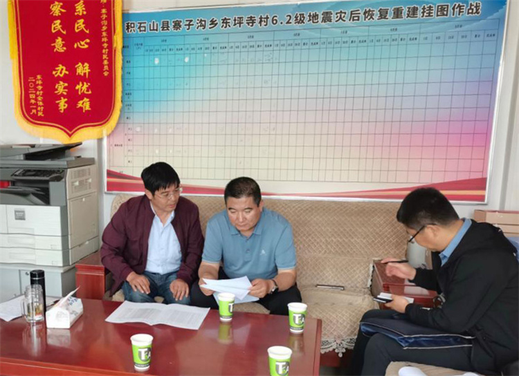 州縣紀(jì)委監(jiān)委機(jī)關(guān)聯(lián)合督查組對下沉干部 、駐村干部 、包村組長、村干部 “四級”干部履職到崗情況，以及工作日志和民情臺賬、訴求臺賬進(jìn)行日常監(jiān)督檢查，壓實(shí)工作責(zé)任。.jpg