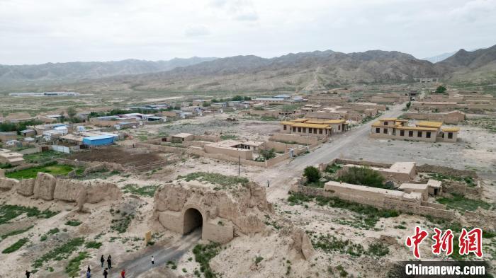 7月13日，位于山丹漢明長城遺址里的硤口古城。(無人機圖片) 　九美旦增 攝