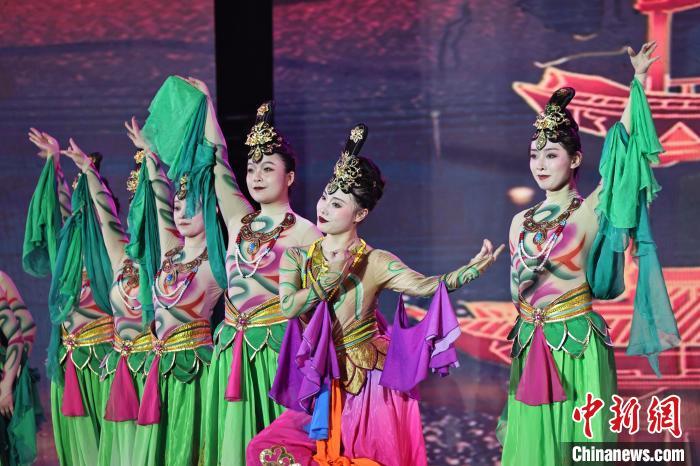 7月19日晚，第五屆黃河之濱文藝展演在蘭州體育文化廣場開幕。圖為開幕式演出敦煌舞蹈。張曦予 攝