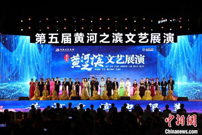 7月19日晚，第五屆黃河之濱文藝展演在蘭州體育文化廣場開幕。張曦予 攝