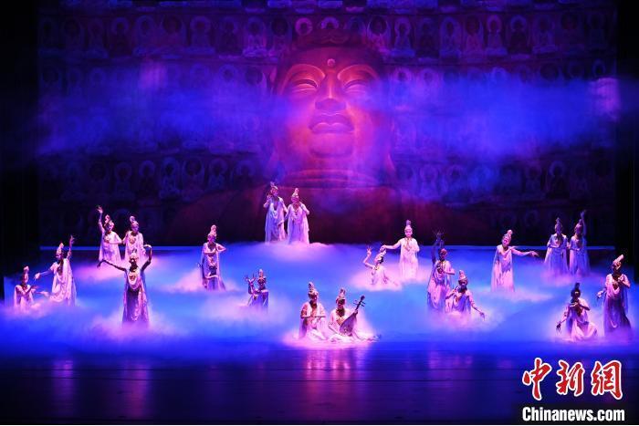 7月18日晚，中國經(jīng)典舞劇《絲路花雨》在甘肅蘭州黃河劇院進(jìn)行演出。中國經(jīng)典舞劇《絲路花雨》迎來45周年，7月17日-8月4日在蘭州開啟為期多天的駐場演出。該舞劇取材于敦煌莫高窟壁畫，集中國霓裳羽衣舞、敦煌舞、印度舞、黑巾舞、波斯馬鈴舞等于一身，自1979年演出至今，該劇先后在40多個(gè)國家和地區(qū)演出近4000場，觀眾550多萬人次。中新社記者 李亞龍 攝</p>
<p>