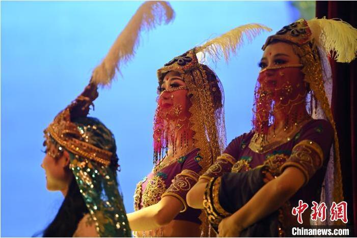 7月18日晚，中國經(jīng)典舞劇《絲路花雨》在甘肅蘭州黃河劇院進(jìn)行演出。中國經(jīng)典舞劇《絲路花雨》迎來45周年，7月17日-8月4日在蘭州開啟為期多天的駐場演出。該舞劇取材于敦煌莫高窟壁畫，集中國霓裳羽衣舞、敦煌舞、印度舞、黑巾舞、波斯馬鈴舞等于一身，自1979年演出至今，該劇先后在40多個(gè)國家和地區(qū)演出近4000場，觀眾550多萬人次。中新社記者 李亞龍 攝</p>
<p>