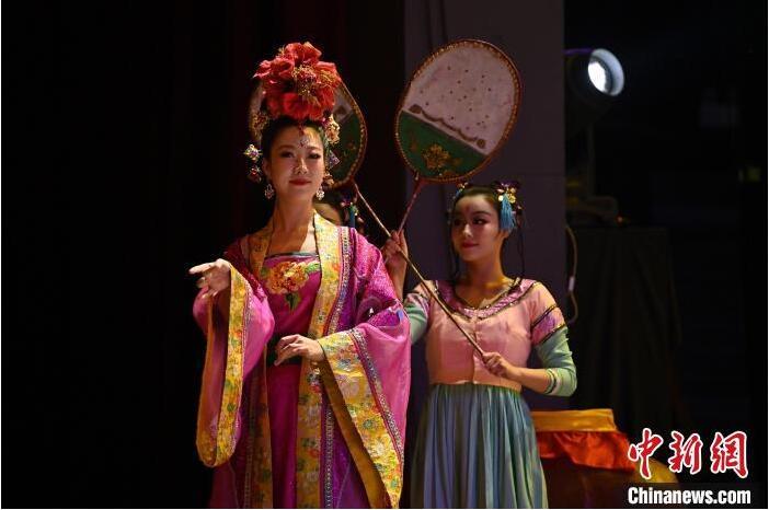 7月18日晚，中國經(jīng)典舞劇《絲路花雨》在甘肅蘭州黃河劇院進(jìn)行演出。中國經(jīng)典舞劇《絲路花雨》迎來45周年，7月17日-8月4日在蘭州開啟為期多天的駐場演出。該舞劇取材于敦煌莫高窟壁畫，集中國霓裳羽衣舞、敦煌舞、印度舞、黑巾舞、波斯馬鈴舞等于一身，自1979年演出至今，該劇先后在40多個(gè)國家和地區(qū)演出近4000場，觀眾550多萬人次。中新社記者 李亞龍 攝</p>
<p>