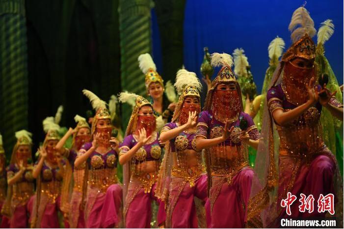 7月18日晚，中國經(jīng)典舞劇《絲路花雨》在甘肅蘭州黃河劇院進(jìn)行演出。中國經(jīng)典舞劇《絲路花雨》迎來45周年，7月17日-8月4日在蘭州開啟為期多天的駐場演出。該舞劇取材于敦煌莫高窟壁畫，集中國霓裳羽衣舞、敦煌舞、印度舞、黑巾舞、波斯馬鈴舞等于一身，自1979年演出至今，該劇先后在40多個(gè)國家和地區(qū)演出近4000場，觀眾550多萬人次。中新社記者 李亞龍 攝</p>
<p>