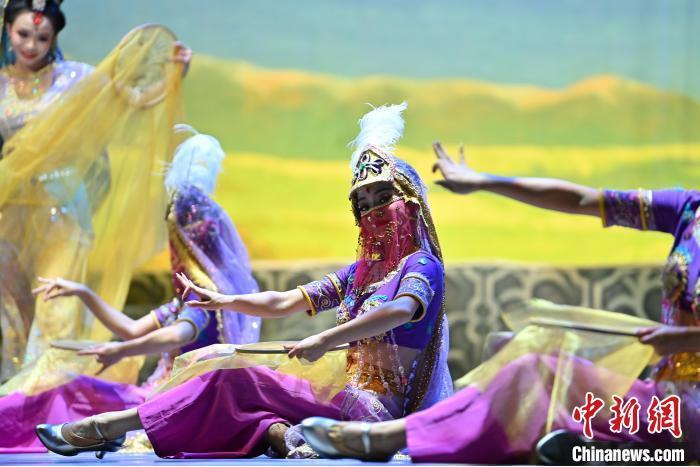 7月18日晚，中國經(jīng)典舞劇《絲路花雨》在甘肅蘭州黃河劇院進(jìn)行演出。中國經(jīng)典舞劇《絲路花雨》迎來45周年，7月17日-8月4日在蘭州開啟為期多天的駐場演出。該舞劇取材于敦煌莫高窟壁畫，集中國霓裳羽衣舞、敦煌舞、印度舞、黑巾舞、波斯馬鈴舞等于一身，自1979年演出至今，該劇先后在40多個(gè)國家和地區(qū)演出近4000場，觀眾550多萬人次。中新社記者 李亞龍 攝</p>
<p>