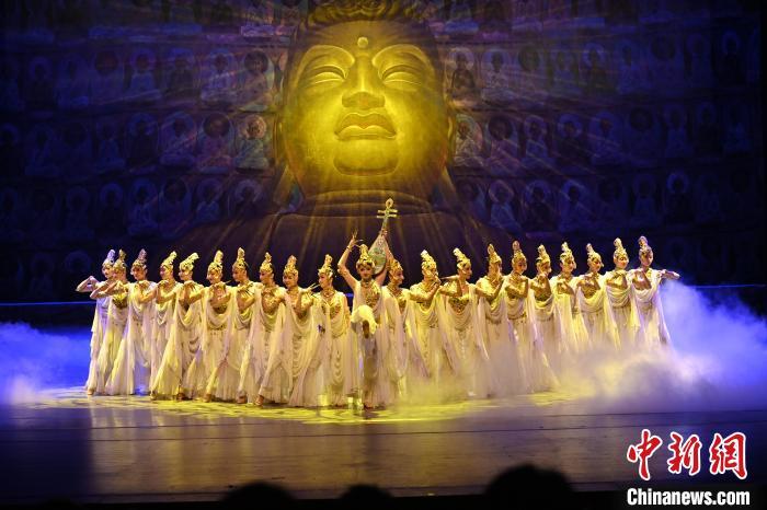 7月18日晚，中國經(jīng)典舞劇《絲路花雨》在甘肅蘭州黃河劇院演出。李亞龍 攝