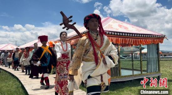 2024年6月，甘肅甘南藏族自治州上演藏服時裝秀。(資料圖)高瑩 攝