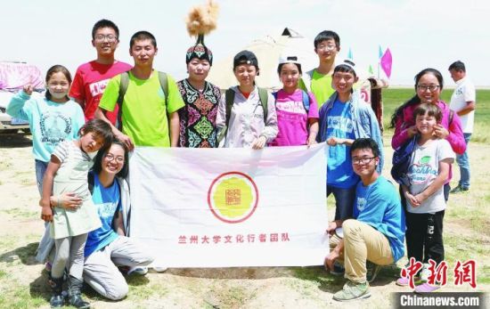 圖為蘭州大學(xué)文化行者團(tuán)隊(duì)走進(jìn)民族社區(qū)。(資料圖)蘭州大學(xué)供圖