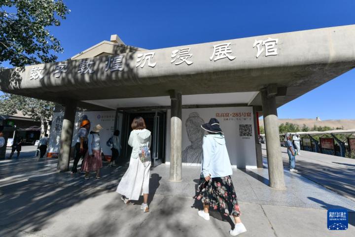 7月22日，游客排隊(duì)進(jìn)入“尋境敦煌——數(shù)字敦煌沉浸展”場館。新華社記者 郎兵兵 攝</p>
<p>