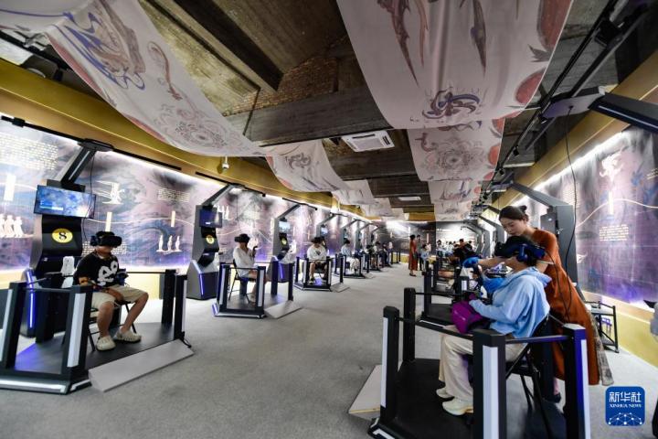 7月22日，游客線下體驗(yàn)“尋境敦煌——數(shù)字敦煌沉浸展”。新華社記者 郎兵兵 攝</p>
<p>