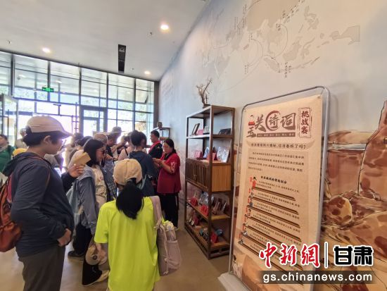 近日，玉門(mén)關(guān)遺址景區(qū)開(kāi)啟了一場(chǎng)精彩紛呈的玉關(guān)詩(shī)詞挑戰(zhàn)賽，吸引眾多游人參與其中。玉門(mén)關(guān)遺址景區(qū)供圖
