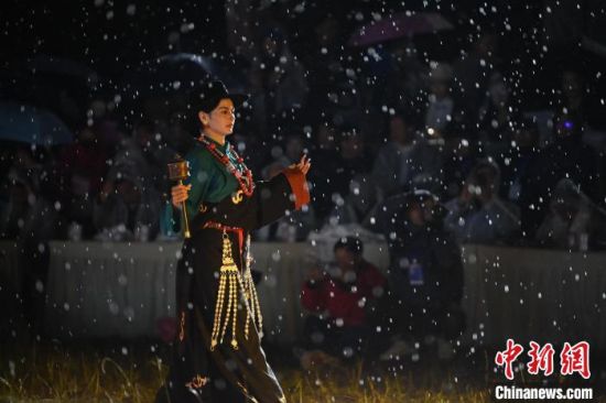 圖為2024年8月6日晚大賽現(xiàn)場模特進(jìn)行比賽。李亞龍 攝