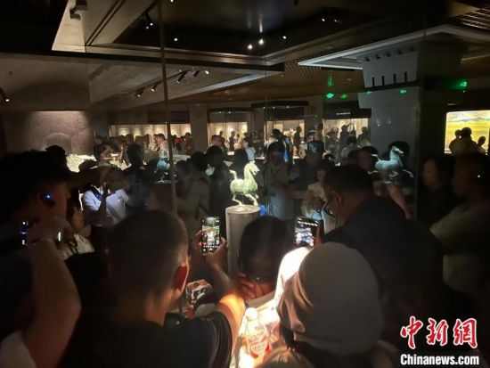 8月17日至23日，“濃濃民族情 兩岸一家親”臺(tái)灣同胞參訪團(tuán)甘肅行交流活動(dòng)在甘肅展開。圖為臺(tái)胞參觀甘肅省博物館。中新社記者 閆姣 攝