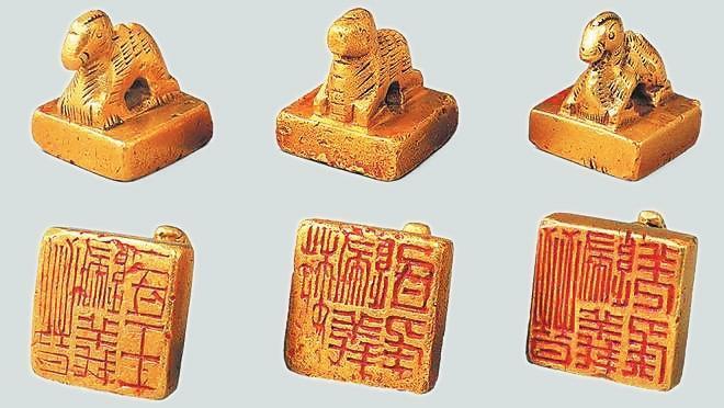 從左至右依次為“晉歸義羌侯”金印、“晉歸義氐王”金印、“魏歸義氐侯”金印