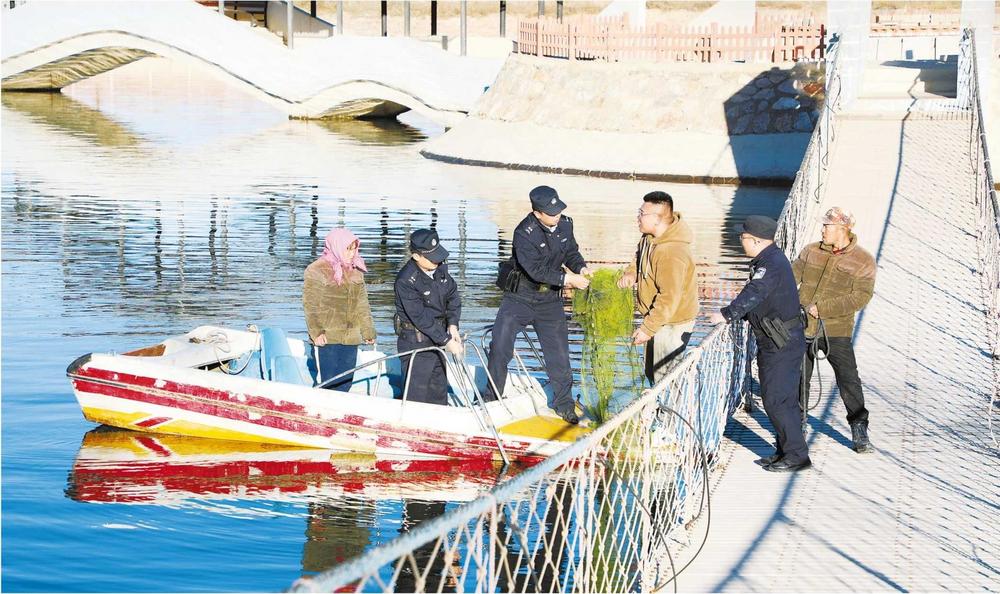 安定公安向蟹農宣講反詐知識