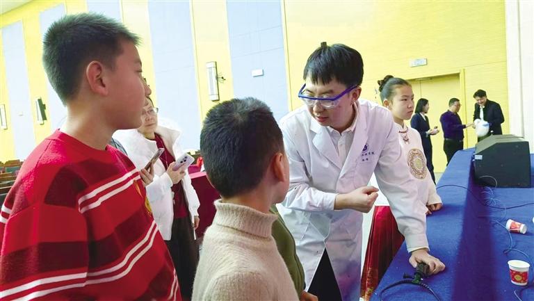 “身邊的化學(xué)”科普講座在甘肅科技館開講