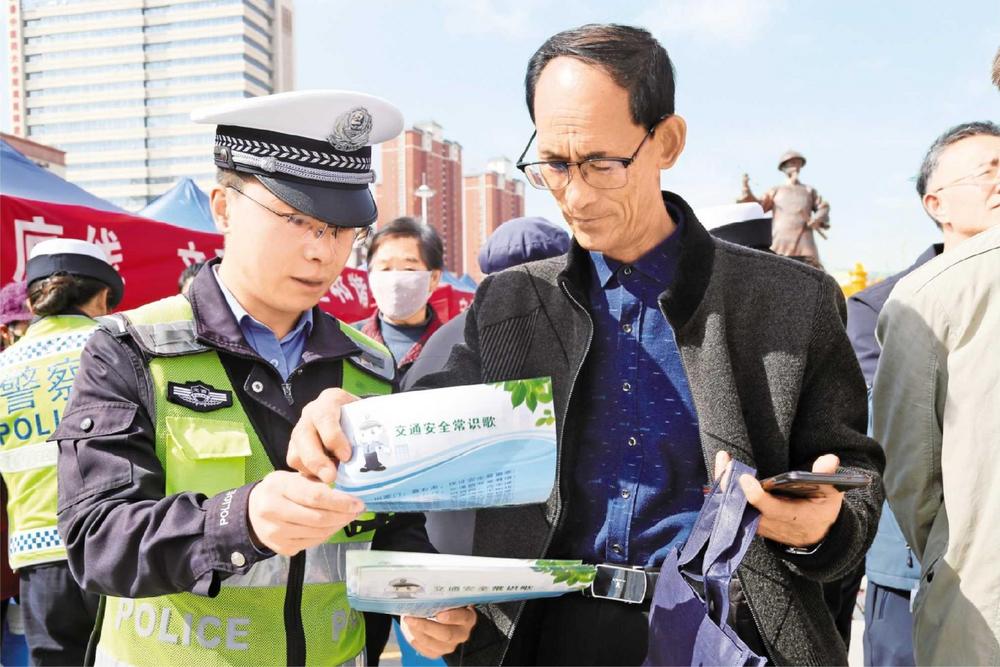 定西安定公安開(kāi)展“3·15”集中宣傳活動(dòng)