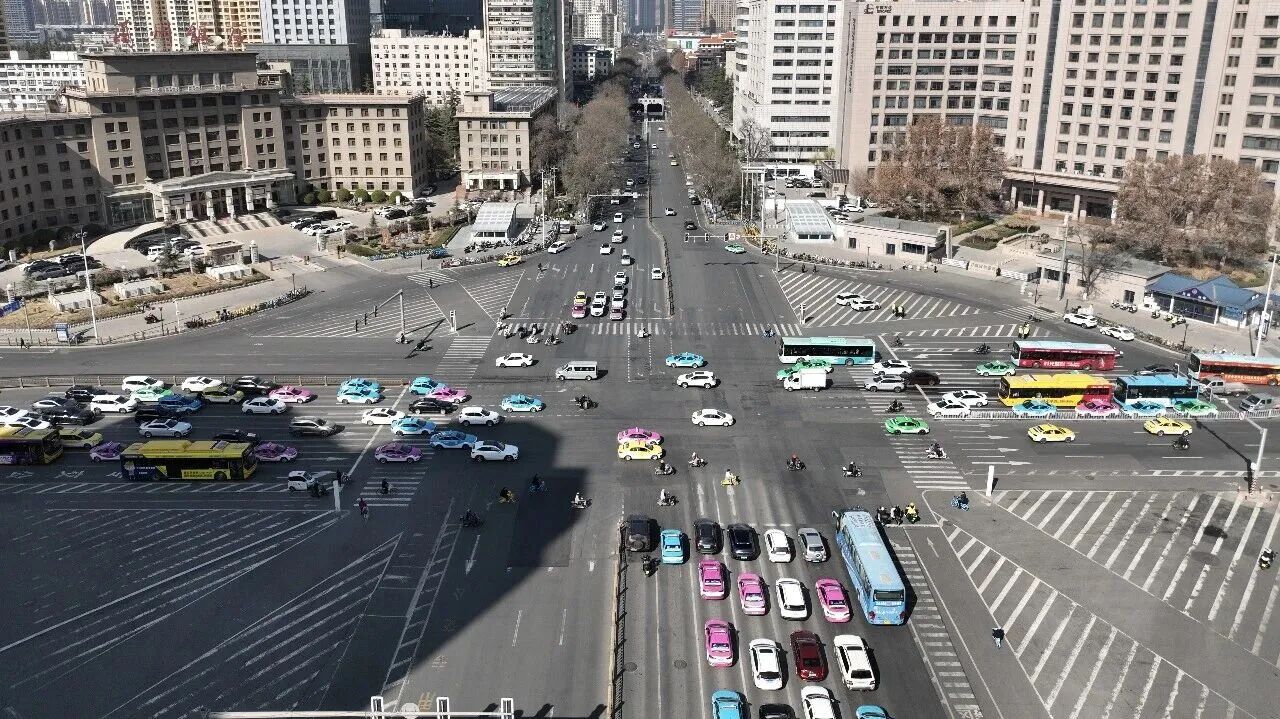 這里的交警N多操作，主打一個(gè)“暢通無(wú)阻”