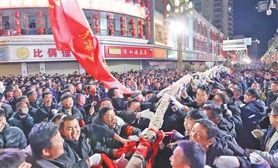 甘肅臨潭縣“萬人扯繩賽”傳承600多年 一根長繩牽動萬人心（聚焦傳統(tǒng)體育）